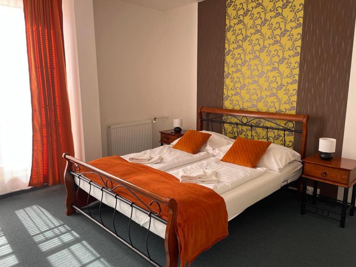 Nové Mesto nad Váhom Hotel Diana מראה חיצוני תמונה