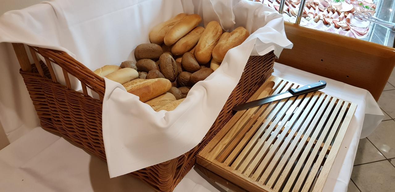 Nové Mesto nad Váhom Hotel Diana מראה חיצוני תמונה