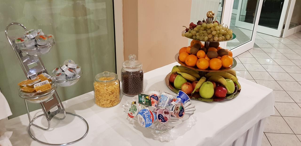 Nové Mesto nad Váhom Hotel Diana מראה חיצוני תמונה