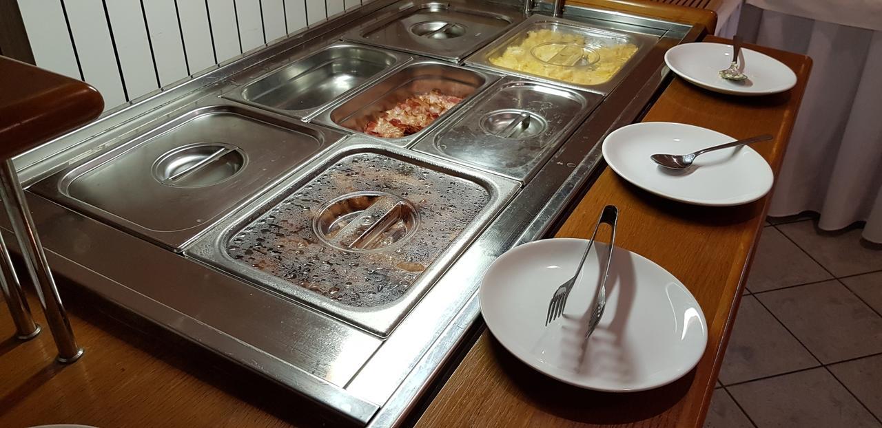 Nové Mesto nad Váhom Hotel Diana מראה חיצוני תמונה