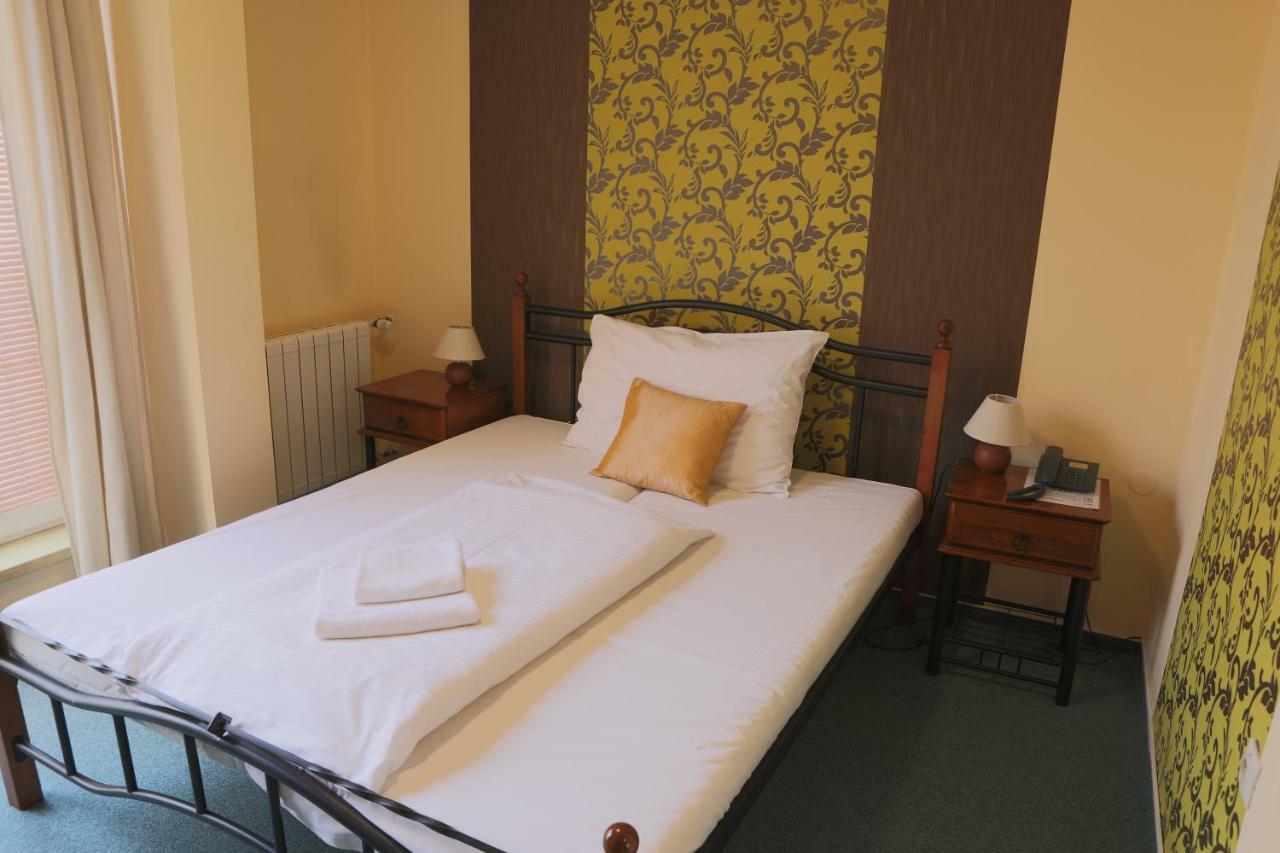 Nové Mesto nad Váhom Hotel Diana מראה חיצוני תמונה