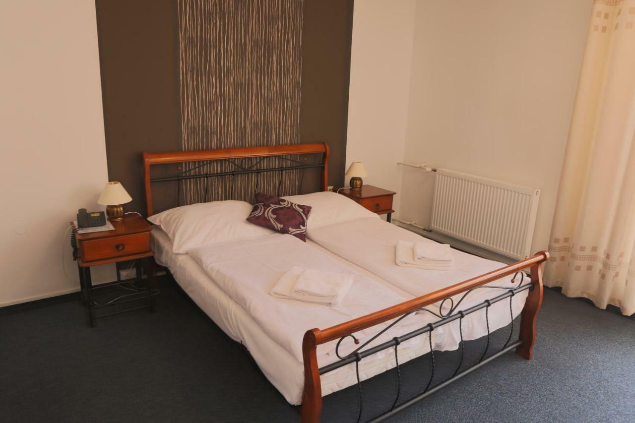 Nové Mesto nad Váhom Hotel Diana מראה חיצוני תמונה