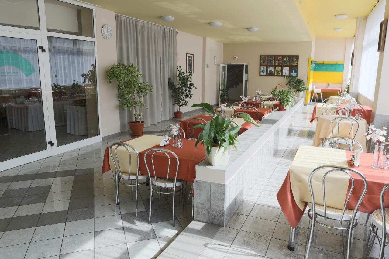 Nové Mesto nad Váhom Hotel Diana מראה חיצוני תמונה