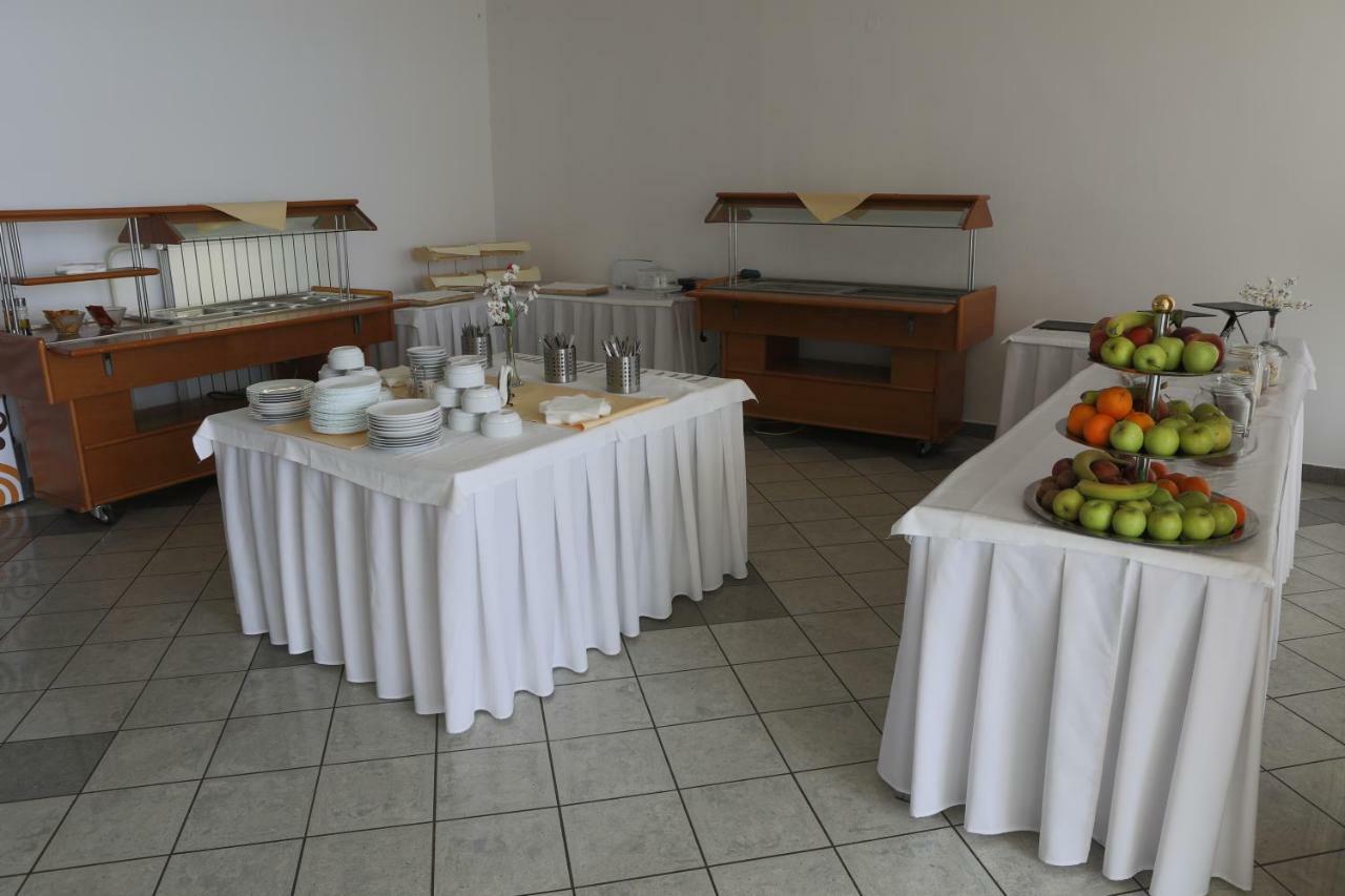 Nové Mesto nad Váhom Hotel Diana מראה חיצוני תמונה